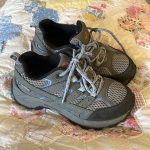 Kids Moab Merrell Hiking Shoes - hardly worn